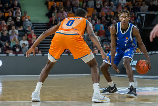 拉齐奥女足-萨索洛女足，杨莉娜第分钟替补登场.